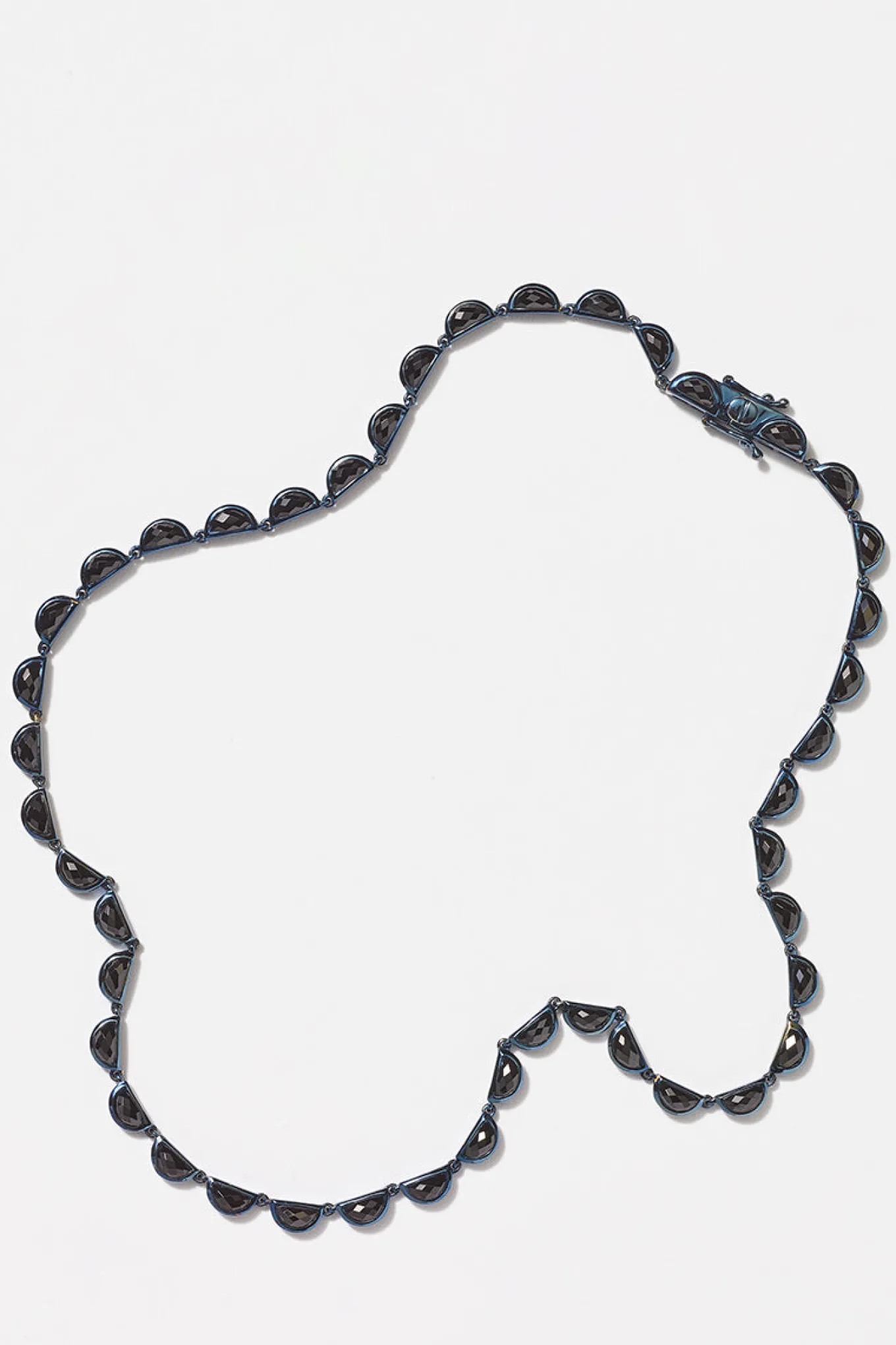 small_scallop_rivire_neck_0-4.webp Small Scallop Rivière Necklace - Black Spinel