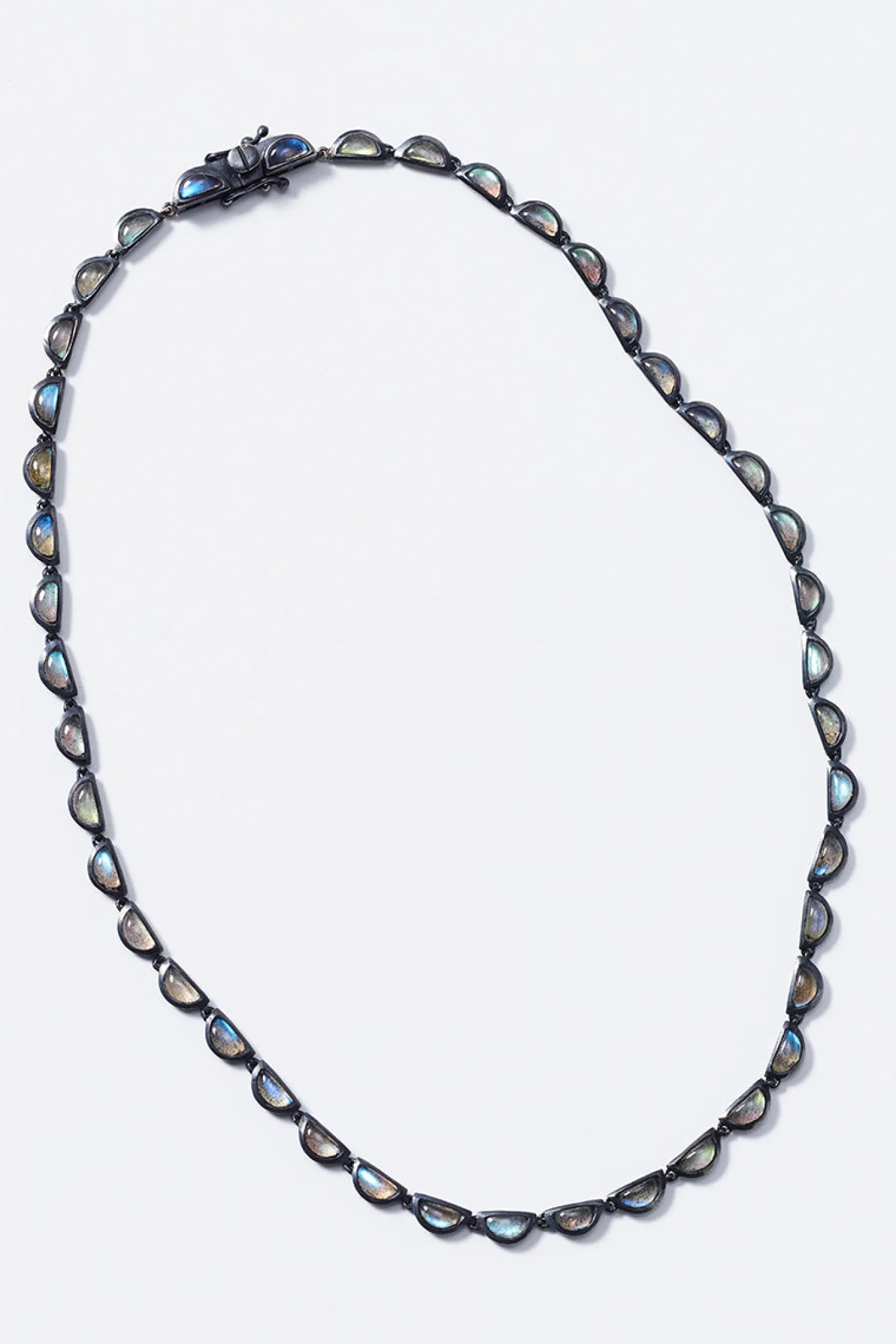 small_scallop_rivire_neck_0-5.webp Small Scallop Rivière Necklace - Labradorite