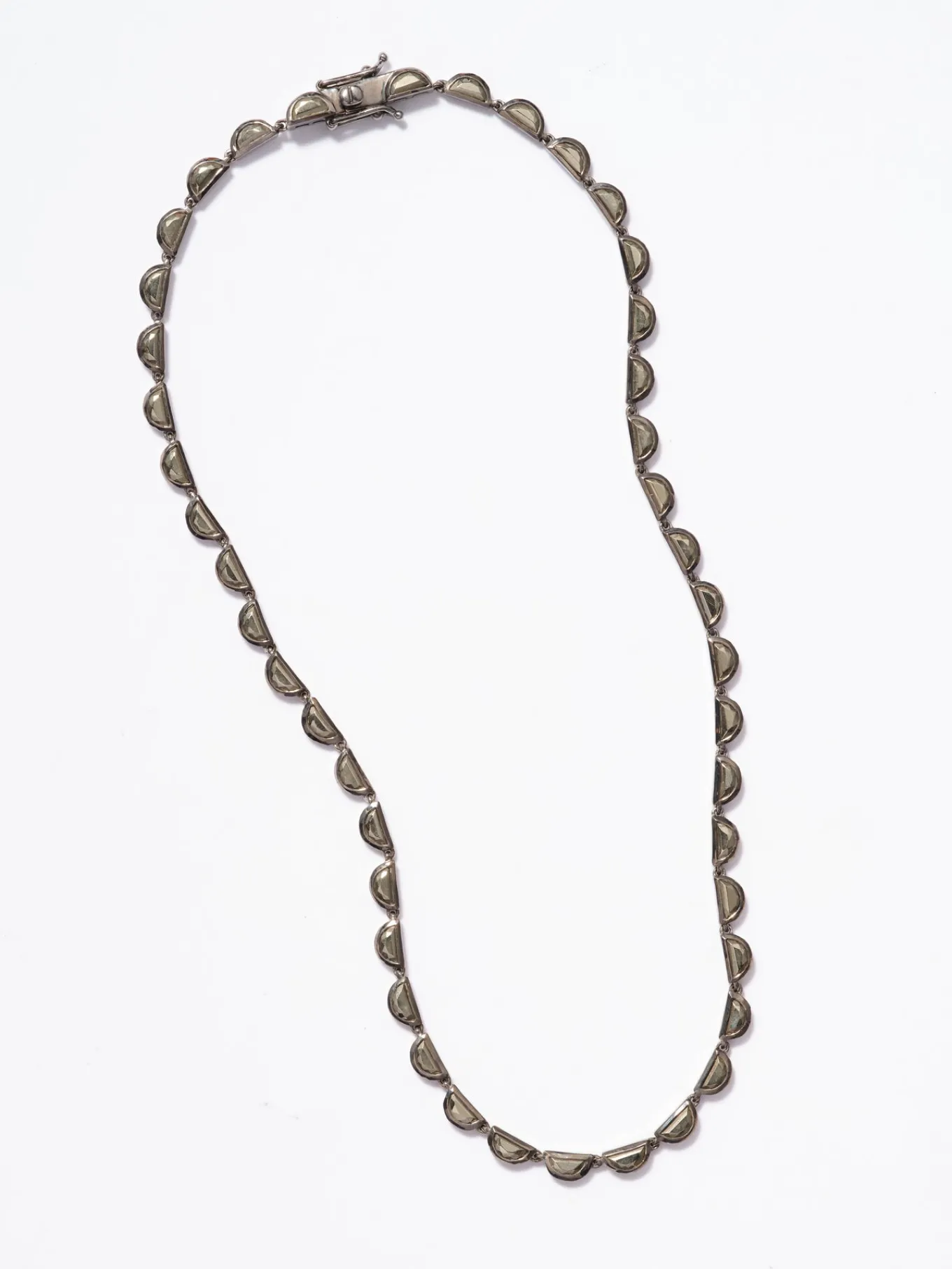 small_scallop_rivire_neck_0-7.webp Small Scallop Rivière Necklace - Pyrite