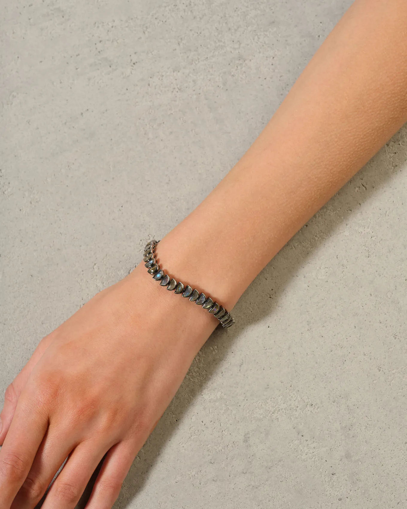 small_worm_tennis_bracele_1-2.webp Small Worm Tennis Bracelet - Labradorite