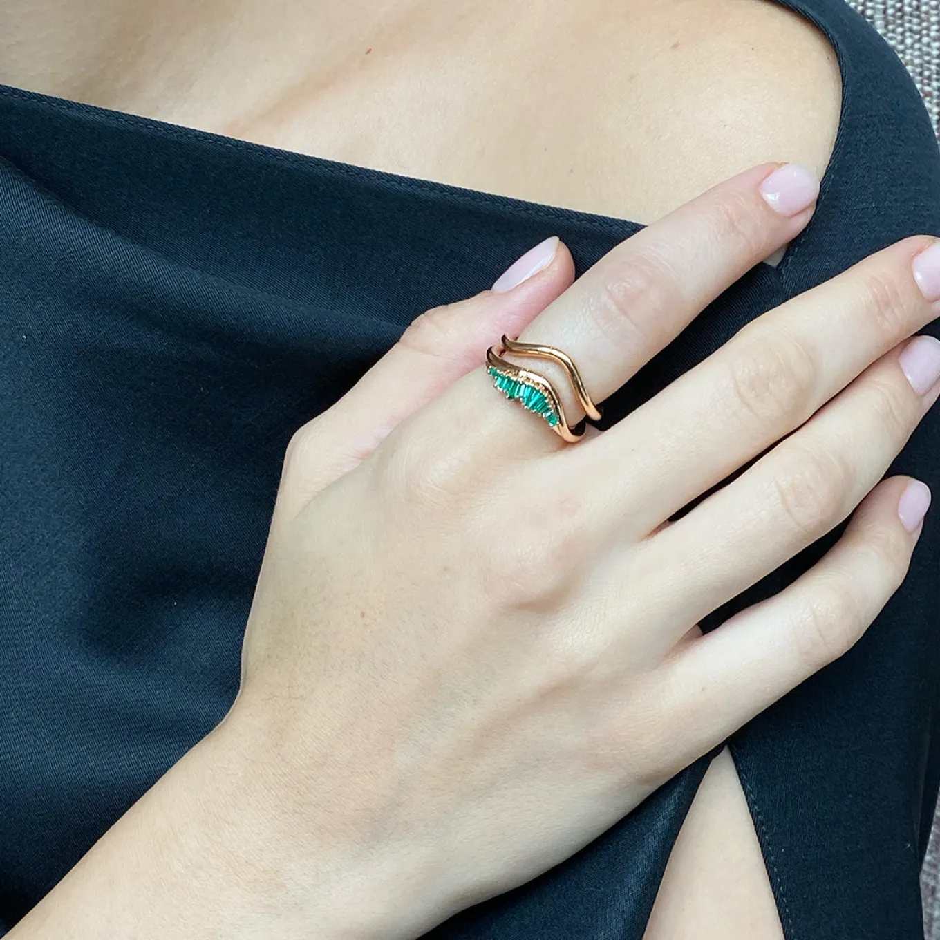 swoop_side_ruched_ring__e_2.webp Swoop Side Ruched Ring - Emerald